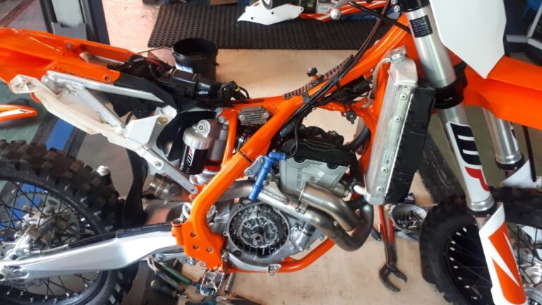 Oranžová moto KTM Sx 350 -výměna spojky + základní servis